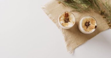 Gri arka planda tarçınlı sıcak çikolata fincanları. Noel, gelenek ve kutlama konsepti.