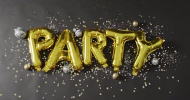 Altın balon parti metni videosu, parıltılı, takılar, ayna topları ve siyah üzerine yıldızlar. Yeni yıl partisi ve kutlama konsepti.