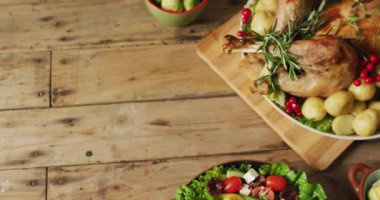 Ahşap yüzeyde kızarmış hindi, patates ve sebzeli tepsi videosu. Şükran Günü, Amerikan kültürü, gelenek ve kutlama videosu.