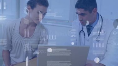 Çeşitli doktor ve hastalar üzerinde veri işleme animasyonu. Küresel tıp, bilim ve dijital arayüz kavramı dijital olarak üretilen video.