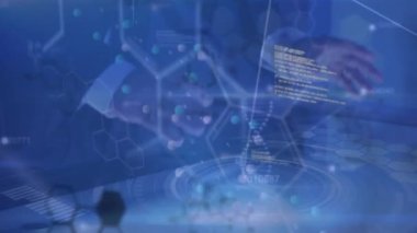 Modern teknolojiyi kullanarak iş adamının orta kesiminde DNA sarmalının ve programlama kodlarının animasyonu. Dijital bileşik, çoklu pozlama, genetik, araştırma, el, kodlama ve iş konsepti.
