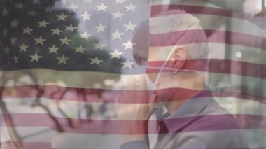 Amerikan bayrağının şehir caddesinde yüz maskesi takan beyaz bir adamın üzerinde dalgalanması. covid 19 salgın konsepti boyunca dijital olarak üretilen küresel sağlık önlemleri.