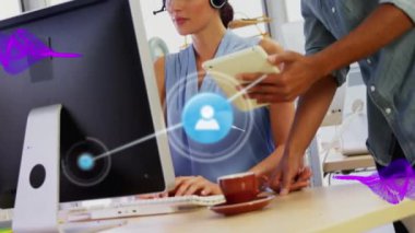 Telefon kulaklığı takan iş adamlarının ikonlarla olan bağlantılarının animasyonu. Küresel iş ve dijital arayüz kavramı dijital olarak oluşturulmuş video.