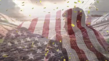 ABD bayrağı üzerinde kumsalda konfeti ve beyaz adam animasyonu. Küresel vatanseverlik ve dijital arayüz kavramı dijital olarak oluşturulmuş video.