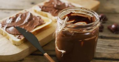 Ahşap arka planda çikolata kremalı tostların yakın çekim videosu. Yiyecek, parti ve fotokopi alanı.