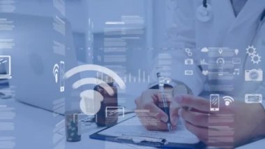 Kafkas erkek doktor üzerinde veri işleme ve simgelerin canlandırılması. Küresel tıp, bilim ve dijital arayüz kavramı dijital olarak üretilen video.