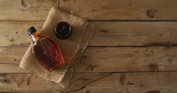 Video Sirup Maple Dalam Botol Dan Kain Permukaan Kayu Masakan — Stok Video