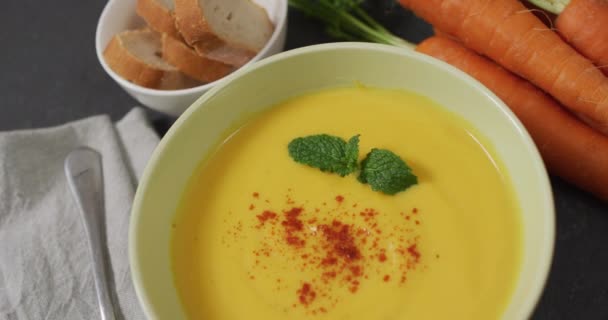 Kremalı Sebze Çorbasının Gri Masada Havuçlu Videosu Amerikan Mutfağı Yemek — Stok video