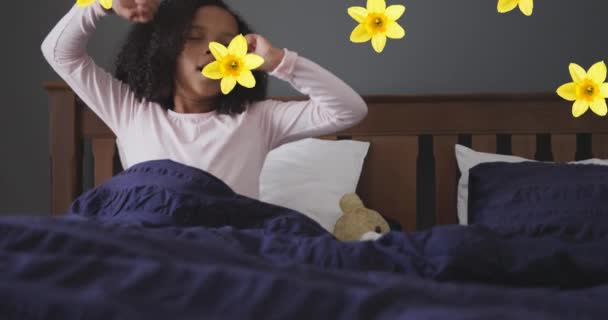 Virágok Animációja Afro Amerikai Lány Ébredése Felett Családi Élet Otthon — Stock videók