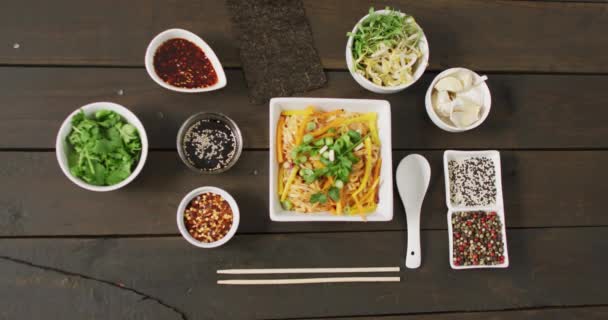 Sammansättning Skålar Med Pad Thai Grönsaker Såser Och Kryddor Trä — Stockvideo