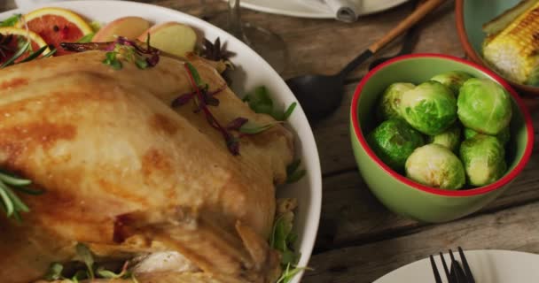 烤火鸡盘和木制表面多样化盘子的视频 感恩节 美国文化 传统和庆祝视频 — 图库视频影像