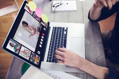 Müzik app midsection yaratıcı düzenleyicisinin üstünde laptop çalışma karşı