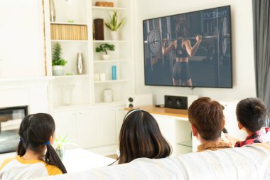Evde oturup televizyonda spor müsabakalarını izleyen aile manzarası. spor, rekabet, eğlence ve teknoloji konsepti dijital kompozit görüntü.