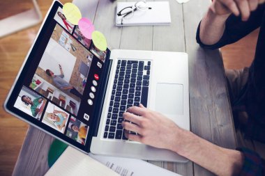 Müzik app midsection yaratıcı düzenleyicisinin üstünde laptop çalışma karşı