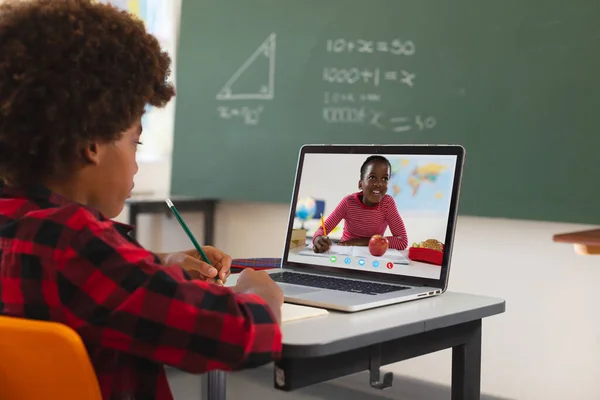 Menino Afro Americano Usando Laptop Para Videochamada Com Aluno Ensino — Fotografia de Stock