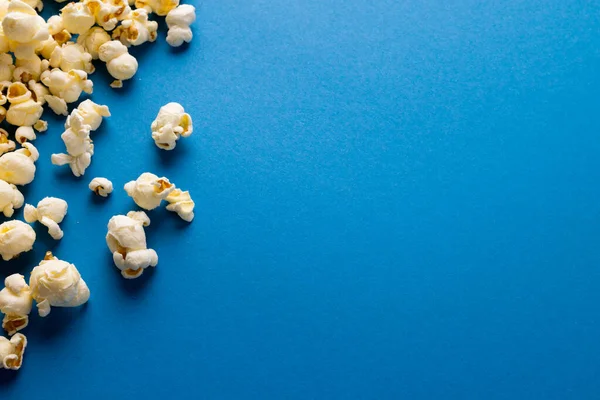 Bild Von Popcorn Auf Blauer Oberfläche Verstreut Essen Snacks Kino — Stockfoto