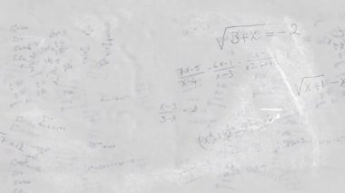 Beyaz arkaplanda yüzen çok renkli matematiksel denklemin animasyonu. Dijital olarak üretilmiş, hologram, fizik, makine öğrenme, formül, öğretim ve eğitim kavramı.