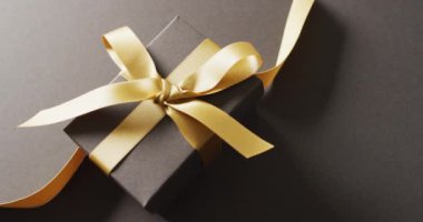 Noel hediyesi videosu ve siyah arkaplana kopyalama alanı. Noel, gelenek ve kutlama konsepti.