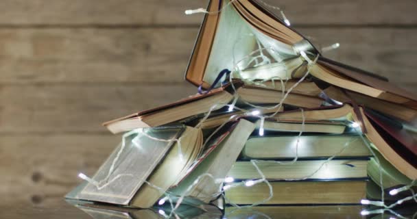 Video Van Kerstverlichting Stapel Boeken Houten Ondergrond Kerstmis Traditie Viering — Stockvideo
