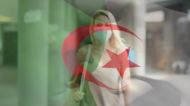 Animazione Bandiera Algeria Che Sventola Sulla Donna Caucasica Indossando Maschera — Video Stock