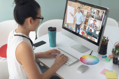 Kafkasyalı bir kız ekranda çeşitli lise öğrencilerinin gülümsemesiyle video görüşmesi için bilgisayar kullanıyor. iletişim teknolojisi ve çevrimiçi eğitim, dijital kompozit resim.