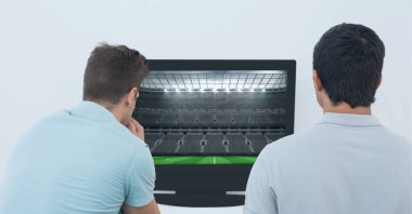 Televizyonda spor stadyumu izleyen iki erkek taraftarın kompozisyonu. spor ve yarışma konsepti dijital olarak oluşturulmuş görüntü.