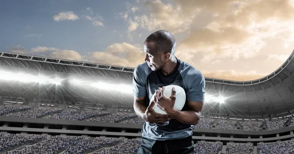 男子橄榄球运动员在体育场上方持球的组成 体育和竞争概念数字生成的图像 — 图库照片