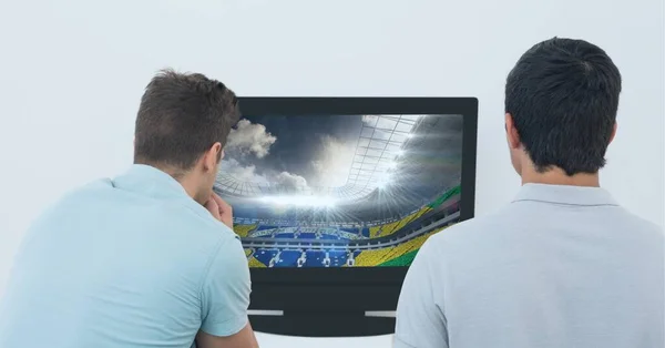 テレビでスポーツスタジアムを見ている2人の男性スポーツファンの構成 スポーツと競争の概念をデジタルで生成し — ストック写真