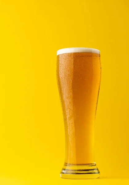 Bild Eines Vollen Pint Glases Pils Mit Kopierraum Auf Gelbem — Stockfoto