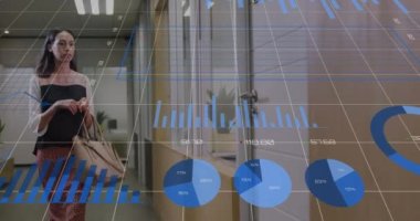 Kafkasyalı iş kadınının ofisten ayrılmasıyla ilgili çizelge ve veri işleme animasyonları. Küresel iletişim, iş, veri ve dijital arayüz kavramı dijital olarak oluşturulmuş video.