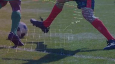Veri işleme üzerinden çeşitli erkek futbolcuların animasyonu. Küresel spor ve dijital arayüz kavramı dijital olarak oluşturulmuş video.