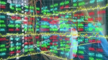 Gamepad simgesi ve beyaz işçilerin sunucu odasında veri işleme animasyonu. Küresel vatanseverlik ve dijital arayüz kavramı dijital olarak oluşturulmuş video.