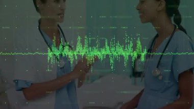 Çeşitli kadın doktorların konuşmaları üzerine veri işleme animasyonu. Küresel tıp ve dijital arayüz kavramı dijital olarak oluşturulmuş video.