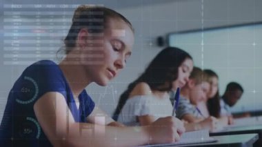 Çeşitli öğrencilerin yazdıklarıyla ilgili veri işleme animasyonu. Küresel eğitim ve dijital arayüz kavramı dijital olarak oluşturulmuş video.