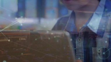 Kafkasyalı öğrenci üzerinden bağlantı ağının animasyonu. Eğitimler ve öğrenme konsepti dijital olarak oluşturulmuş video.