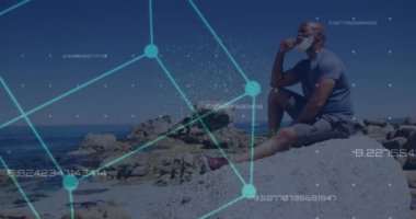 Sahildeki Afrikalı Amerikalı bir adam üzerinden bağlantı ağının animasyonu. Küresel spor ve dijital arayüz kavramı dijital olarak oluşturulmuş video.