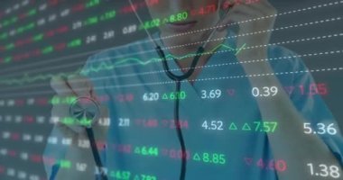 Stetoskop tutan Kafkas erkek sağlık çalışanı üzerinde borsa veri işleme animasyonu. Tıbbi sağlık ve teknoloji konsepti