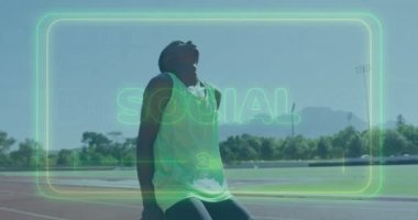 Engelli Afro-Amerikan erkek koşucu üzerine sosyal metin animasyonu. Küresel spor ve dijital arayüz kavramı dijital olarak oluşturulmuş video.