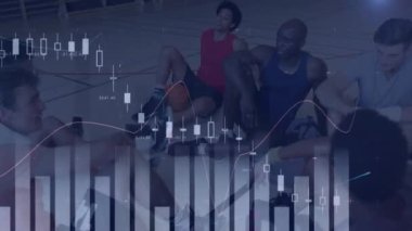 Spor salonundaki farklı erkek basketbol oyuncuları üzerinde veri işleme animasyonu. Küresel spor ve dijital arayüz kavramı dijital olarak oluşturulmuş video.