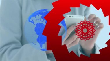 Akıllı telefon kullanan beyaz bir kadının üzerindeki şekillerin ve kürenin animasyonu. Küresel iş ve dijital arayüz kavramı dijital olarak oluşturulmuş video.