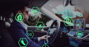 Beyaz adamın arabasında oturan ikonlar ve veri işleme animasyonları. Küresel teknoloji, ulaşım ve dijital arayüz kavramı dijital olarak oluşturulmuş video.