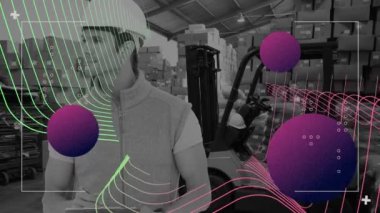 Depodaki beyaz erkek işçinin üzerinde hareket eden şekillerin animasyonu. Küresel iş ve dijital arayüz kavramı dijital olarak oluşturulmuş video.