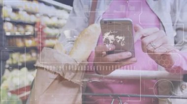 Akıllı telefondan veri işleme animasyonu. Küresel iş ve dijital arayüz kavramı dijital olarak oluşturulmuş video.