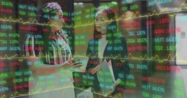 Ofisteki çeşitli kadın meslektaşlar üzerinde finansal veri işleme animasyonu. Dijital olarak oluşturulan küresel iletişim, iş, kapsayıcılık, veri ve dijital arayüz kavramı.