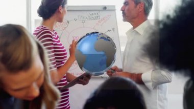 Mutlu arkadaşların tablet kullanması üzerine renkli yapboz parçaları animasyonu. Küresel ağ ve iş teknolojisi kavramı.