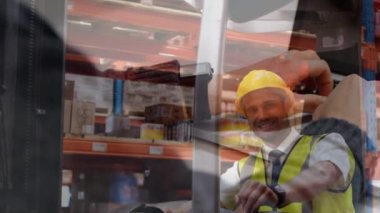 Çift ırklı erkek laboratuvar çalışanları üzerinden finansal verilerin animasyonu. İş geliştirme ve üretkenlik kavramı dijital olarak oluşturulmuş video.