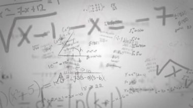 Beyaz zemin üzerinde hareket eden matematiksel formüllerin animasyonu. Eğitimler ve matematik öğrenme kavramı dijital video oluşturuldu.