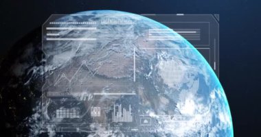 Veri işleme animasyonu mavi arka plandaki dünya üzerinde ekranda. Küresel iş, çevre ve veri işleme kavramı dijital olarak oluşturulmuş video.