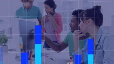 Ofisteki çeşitli iş adamları üzerinde veri işleme animasyonu. Küresel iş ve dijital arayüz kavramı dijital olarak oluşturulmuş video.