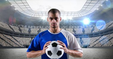 Spor stadyumunun üzerinde futbol oynayan erkek futbolcunun kompozisyonu. spor ve yarışma konsepti dijital olarak oluşturulmuş görüntü.